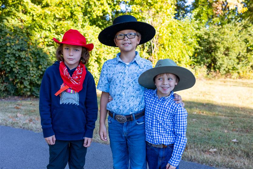 Lipscomb Elementary students walk to school